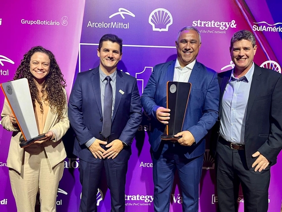 Troféu sendo recebido na noite da premiação