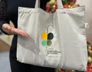 Costurando histórias: uma bolsa cheia de propósito Costurando histórias: uma bolsa cheia de propósito