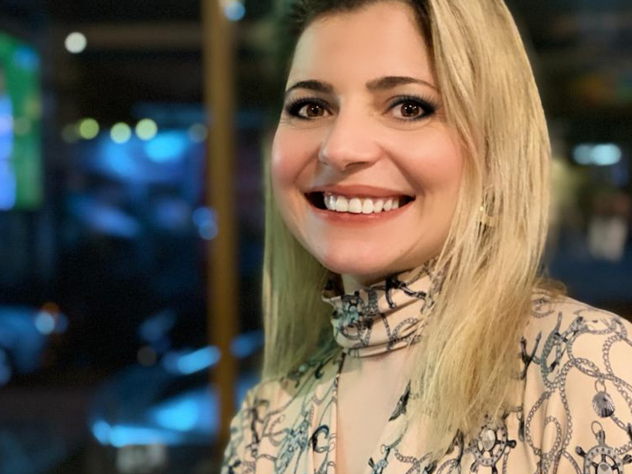 Na foto, pessoa acessa o menu de serviços da atendente virtual Gisa.